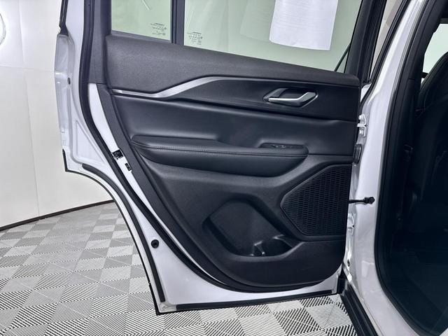 Photo of 2024 White Jeep Grand Cherokee