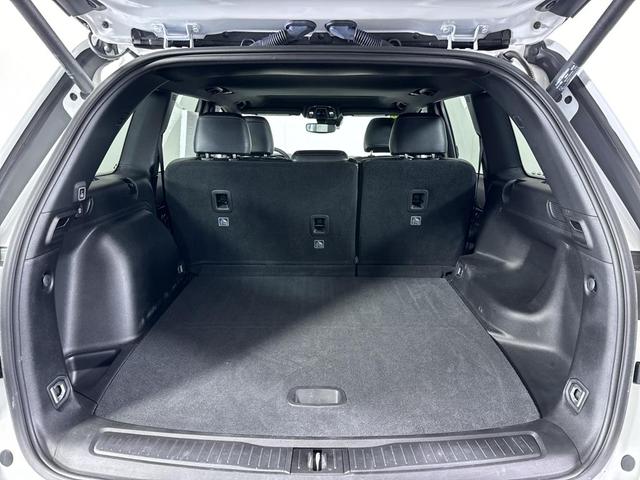 Photo of 2024 White Jeep Grand Cherokee