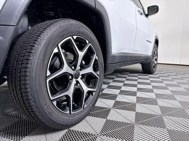 Photo of 2025 White Jeep Compass