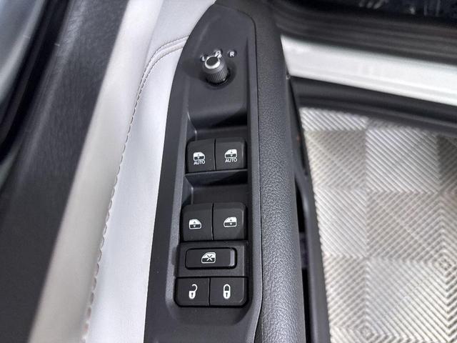 Photo of 2025 White Jeep Compass