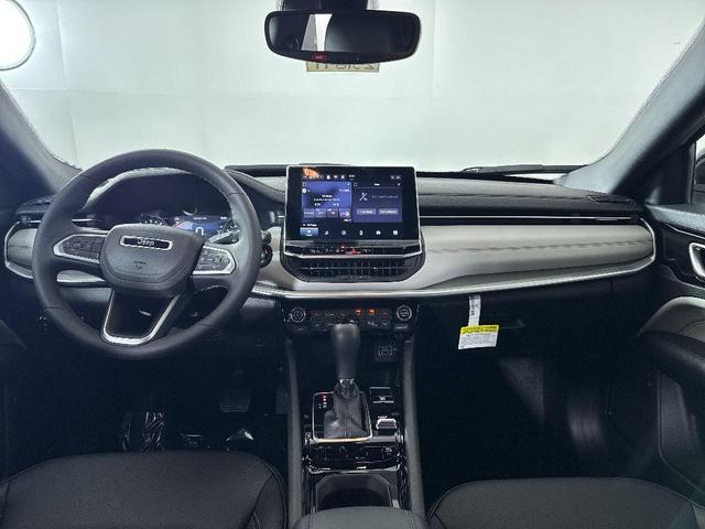 Photo of 2025 White Jeep Compass