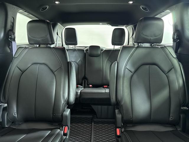 Photo of 2025 White Chrysler Pacifica