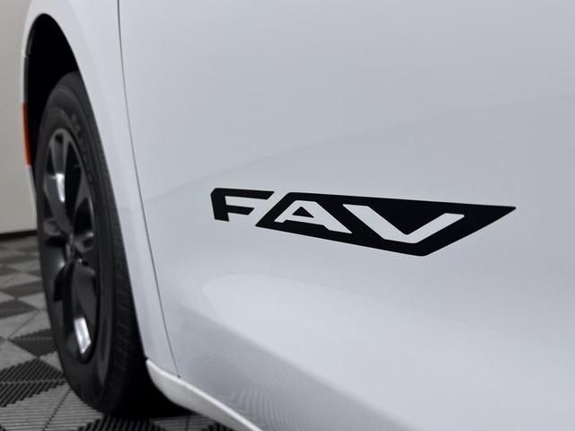 Photo of 2025 White Chrysler Pacifica