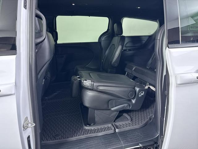 Photo of 2025 White Chrysler Pacifica