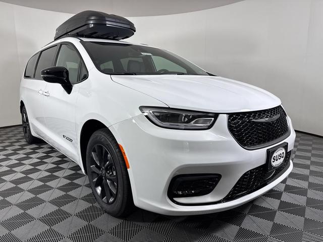 Photo of 2025 White Chrysler Pacifica