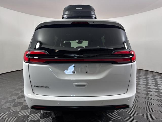 Photo of 2025 White Chrysler Pacifica