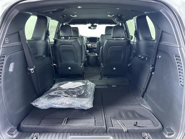 Photo of 2025 White Chrysler Pacifica