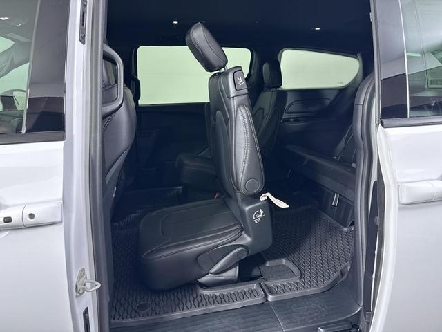 Photo of 2025 White Chrysler Pacifica
