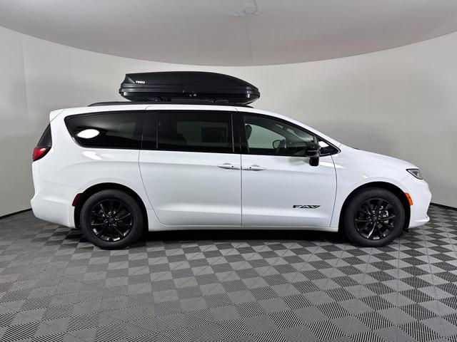 Photo of 2025 White Chrysler Pacifica