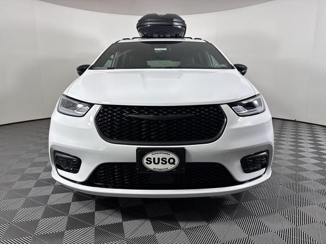 Photo of 2025 White Chrysler Pacifica