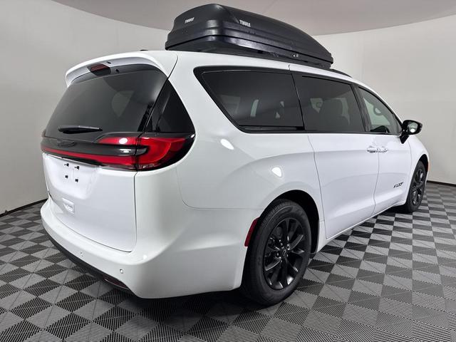 Photo of 2025 White Chrysler Pacifica