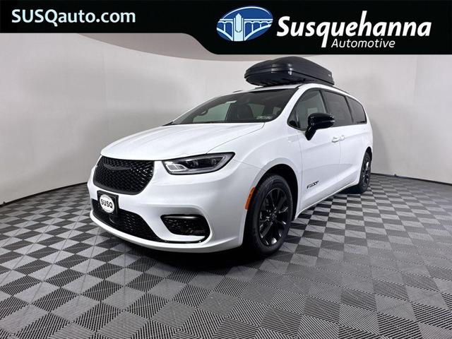 Photo of 2025 White Chrysler Pacifica