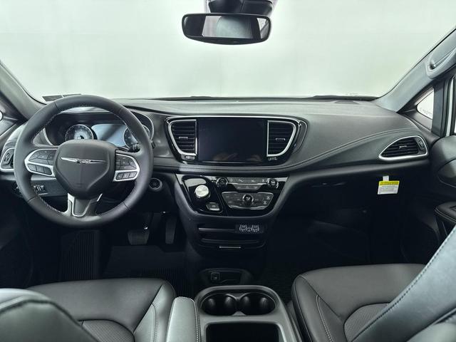 Photo of 2025 White Chrysler Pacifica