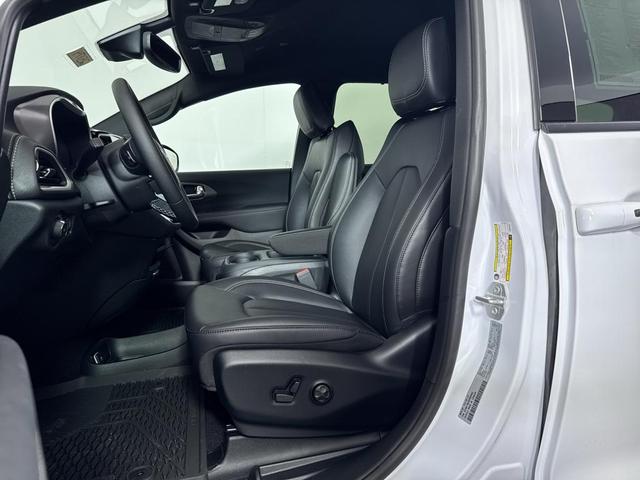 Photo of 2025 White Chrysler Pacifica