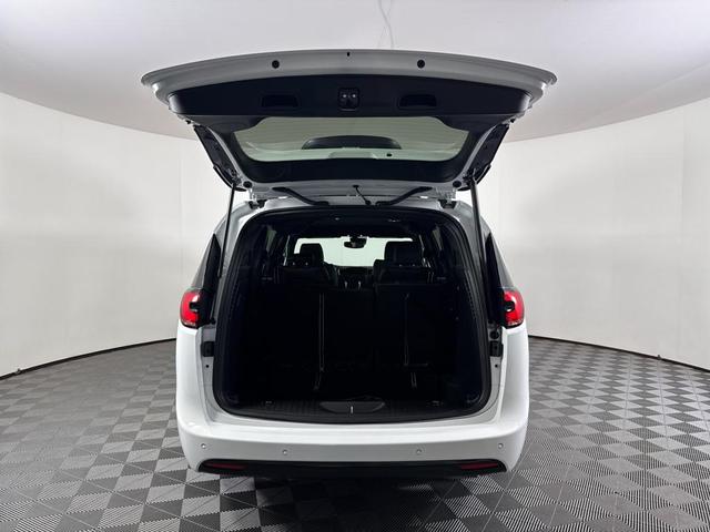 Photo of 2025 White Chrysler Pacifica