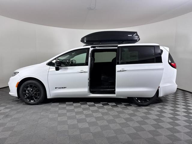 Photo of 2025 White Chrysler Pacifica