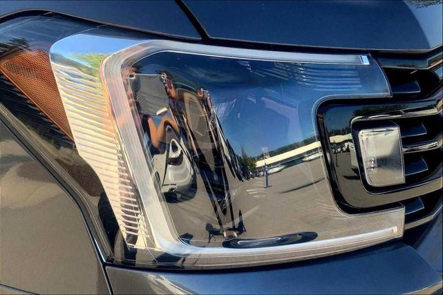 Photo of 2021 Magnetic Metallic Ford Expedition