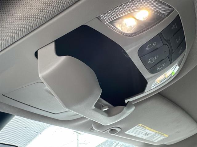Photo of 2022 Bright White Clearcoat Chrysler Pacifica