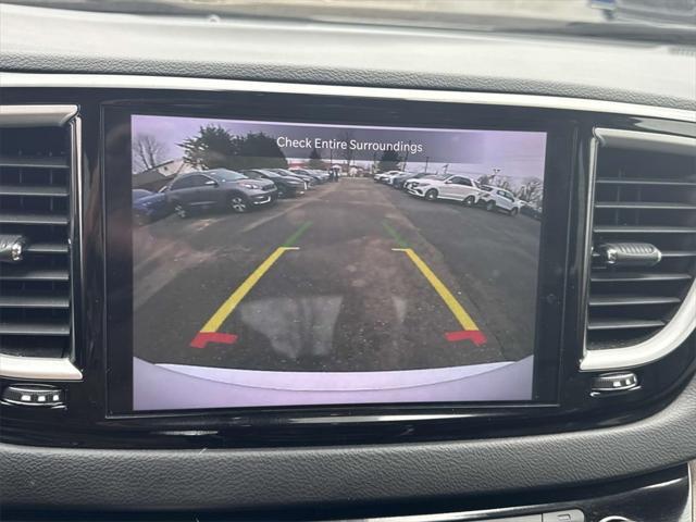 Photo of 2022 Bright White Clearcoat Chrysler Pacifica