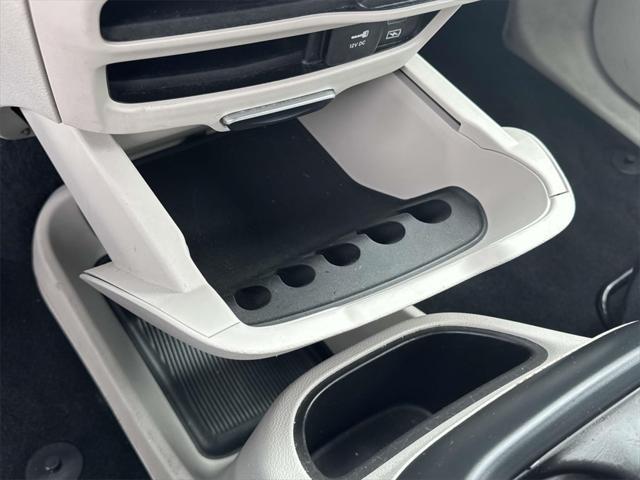 Photo of 2022 Bright White Clearcoat Chrysler Pacifica