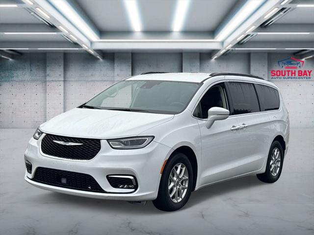Photo of 2022 Bright White Clearcoat Chrysler Pacifica