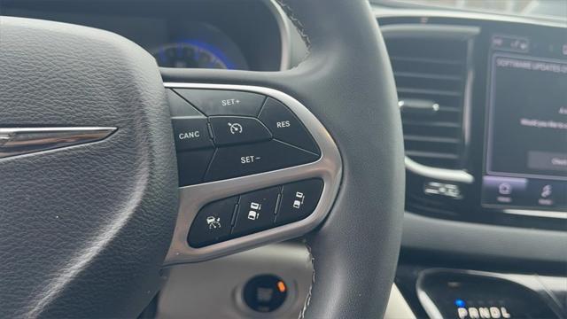 Photo of 2022 Bright White Clearcoat Chrysler Pacifica