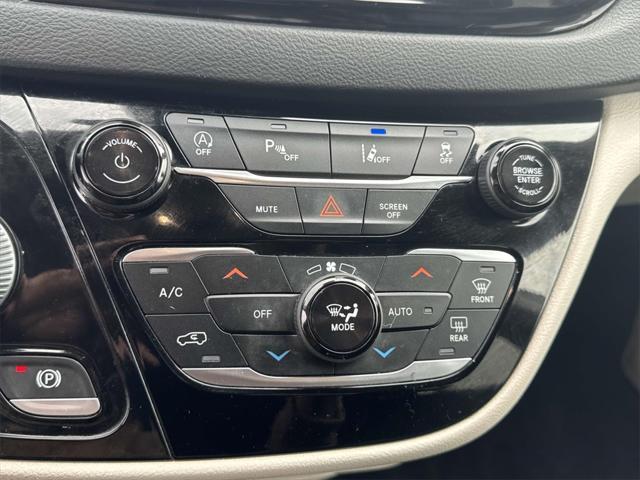 Photo of 2022 Bright White Clearcoat Chrysler Pacifica