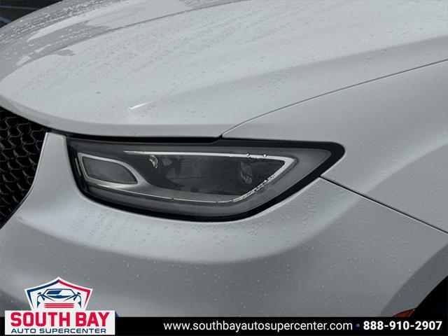 Photo of 2022 Bright White Clearcoat Chrysler Pacifica