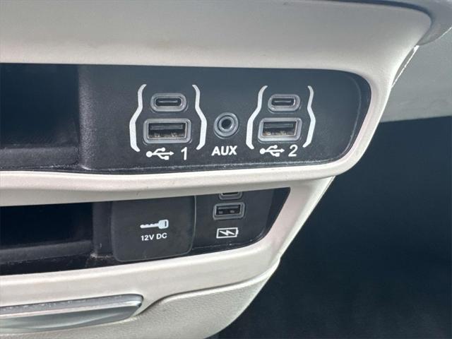 Photo of 2022 Bright White Clearcoat Chrysler Pacifica