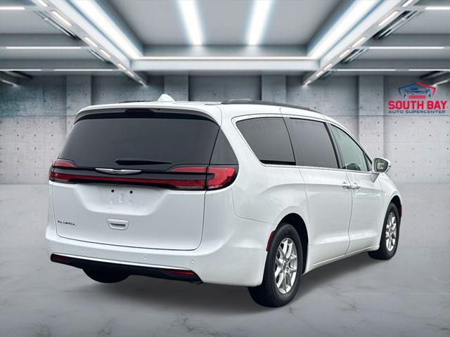 Photo of 2022 Bright White Clearcoat Chrysler Pacifica