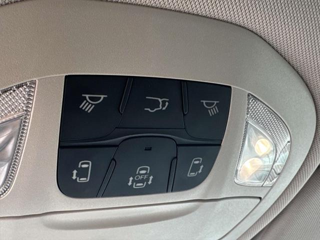 Photo of 2022 Bright White Clearcoat Chrysler Pacifica