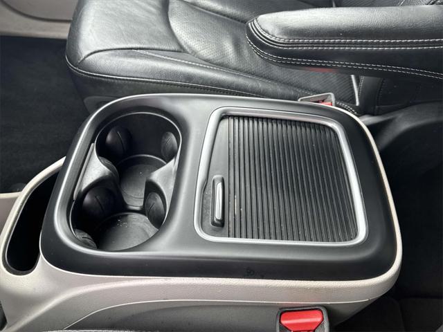 Photo of 2022 Bright White Clearcoat Chrysler Pacifica
