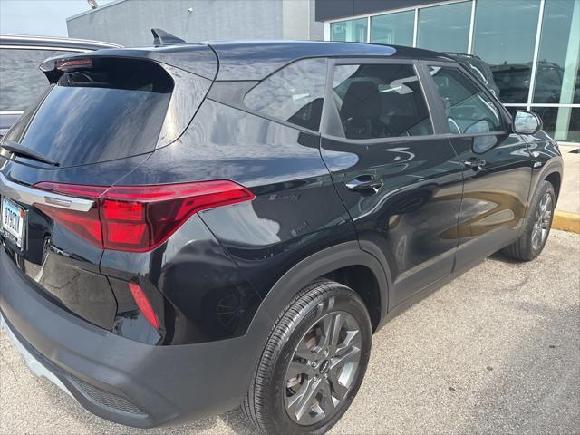 Photo of 2023 Cherry Black Kia Seltos