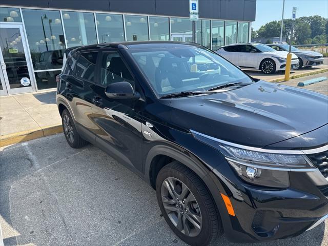 Photo of 2023 Cherry Black Kia Seltos