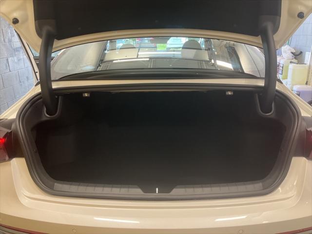 Photo of 2025 Snow White Pearl Kia K5