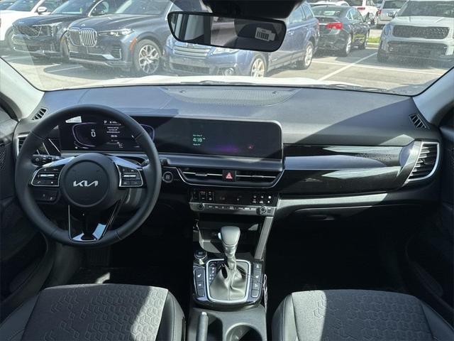 Photo of 2025 Snow White Pearl Kia Seltos