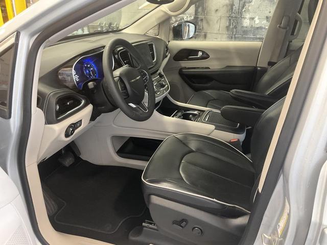 Photo of 2024 Silver Mist Clearcoat Chrysler Pacifica