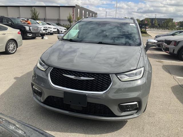 Photo of 2022 Ceramic Gray Clearcoat Chrysler Pacifica