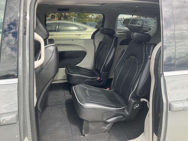 Photo of 2022 Ceramic Gray Clearcoat Chrysler Pacifica