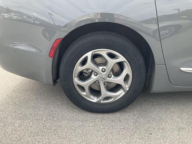 Photo of 2022 Ceramic Gray Clearcoat Chrysler Pacifica