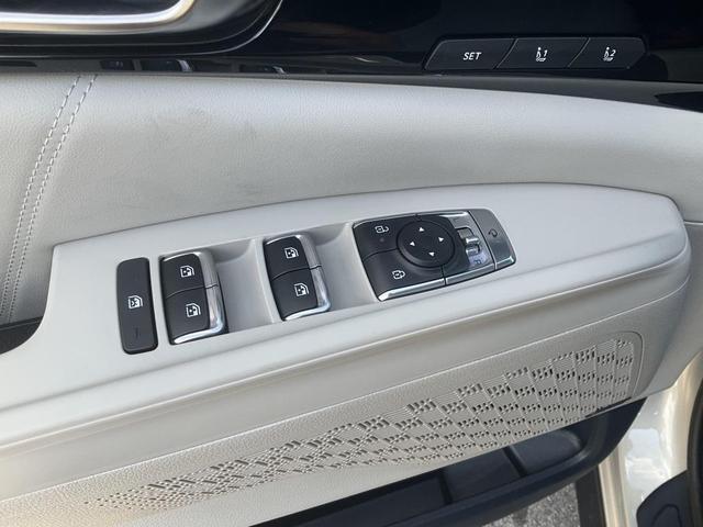 Photo of 2026 Ivory Silver Kia Carnival