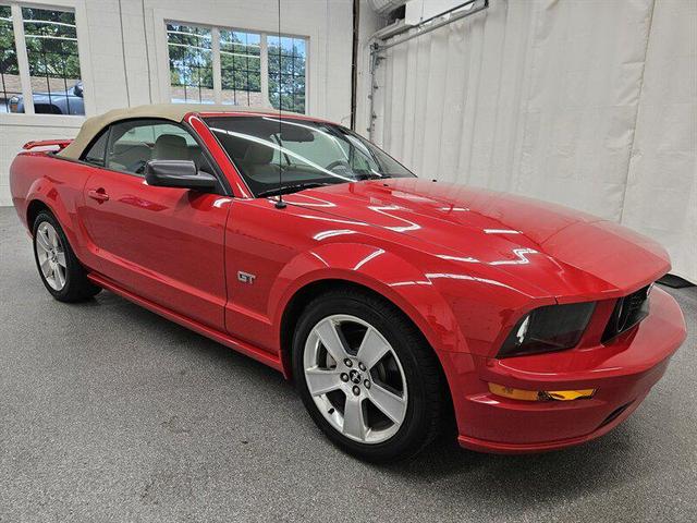 Photo of 2006 Torch Red Clearcoat Ford Mustang