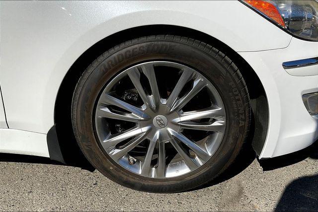 Photo of 2013 White Satin Pearl Hyundai Genesis