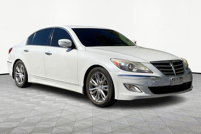Photo of 2013 White Satin Pearl Hyundai Genesis