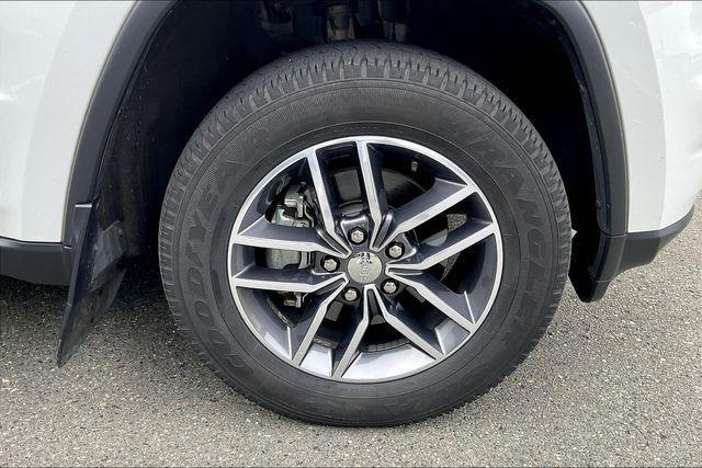 Photo of 2017 Bright White Clearcoat Jeep Grand Cherokee