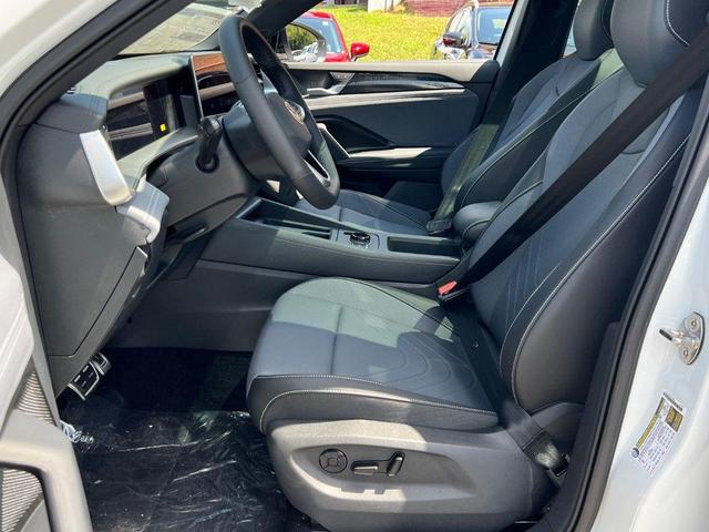 Photo of 2025 White Pearl Volkswagen Tiguan