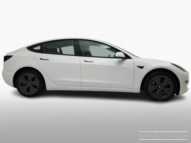 Photo of 2022 White Tesla Model 3