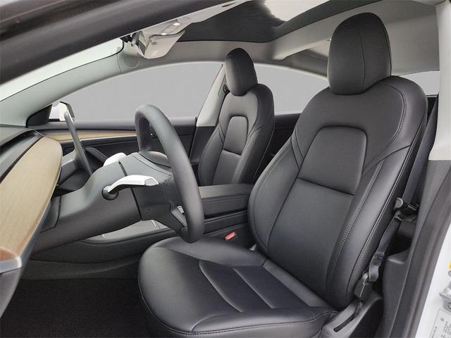 Photo of 2022 White Tesla Model 3
