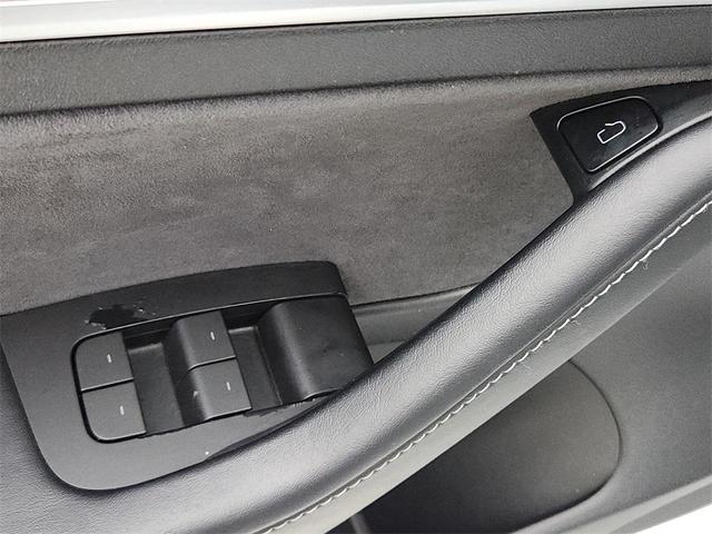 Photo of 2022 White Tesla Model 3