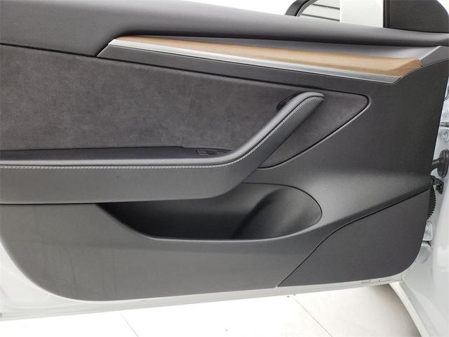 Photo of 2022 White Tesla Model 3